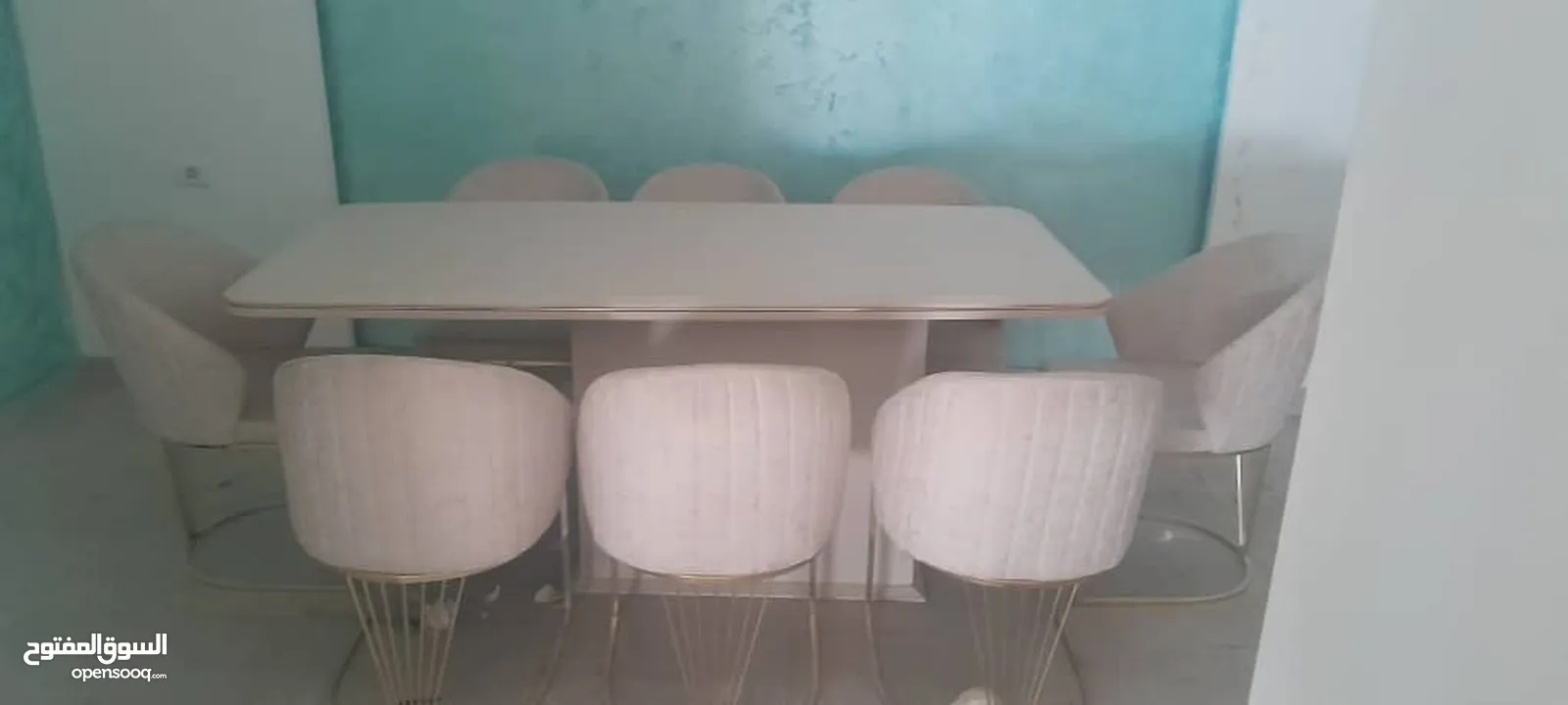 طاولة اكل تحمل 8كراسي  شبه جديده