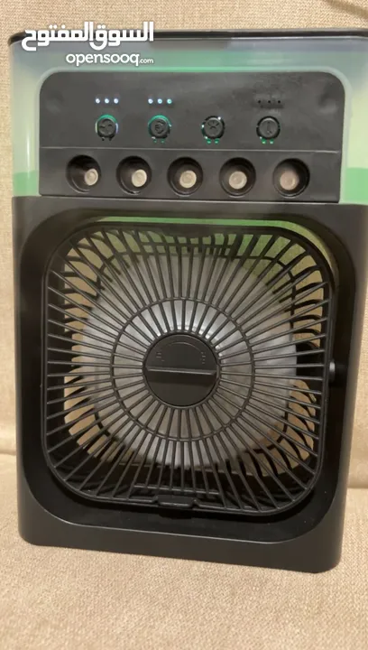 مروحة تبريد صغيرة محمولة مع رذاذ ماء بارد