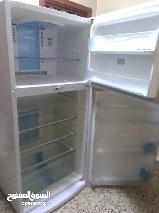 ثلاجة بحالة جيدة جداً للبيع