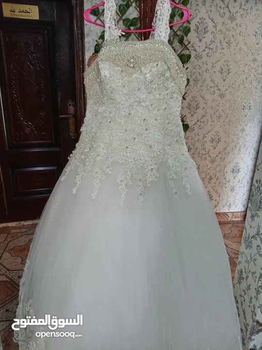 فستان زفاف بدون طرحه للبيع