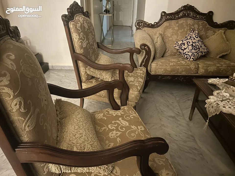 كنب زان خشب مصري ثلاثية ثنائية و مفردتين بحالة جيدة جدا مع الطاولات