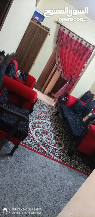 طقم كنب 7مقاعد بحالة جيدة جدا للبيع المستعجل 75د الموقع الزرقاء