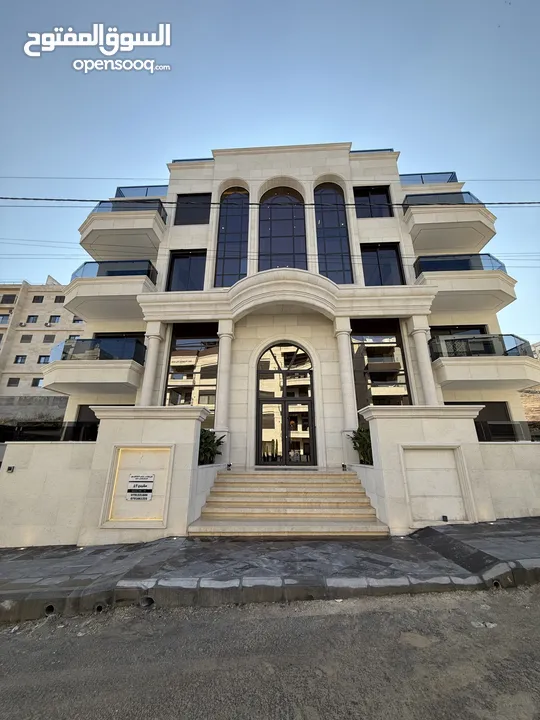 بالاقساط شقة طابق ارضي مساحة 200 م + 100 م ترس
