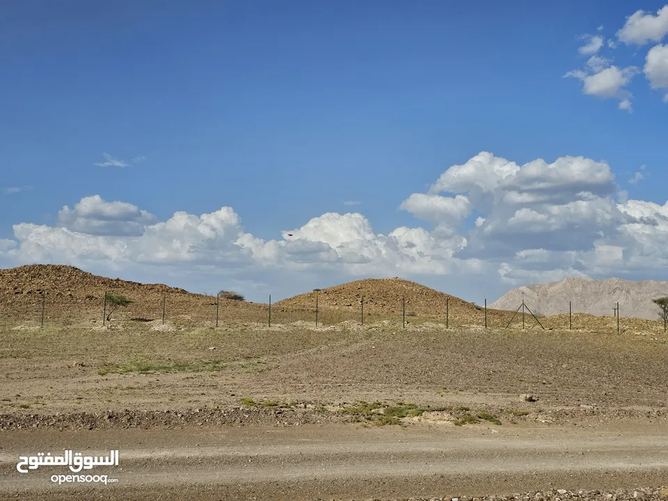 أرض تجارية في واجهة آثار بات العريقة ، وقريبة من مركز الزوار الجديد، تبعد عن الشارع 100 متر تقريبا