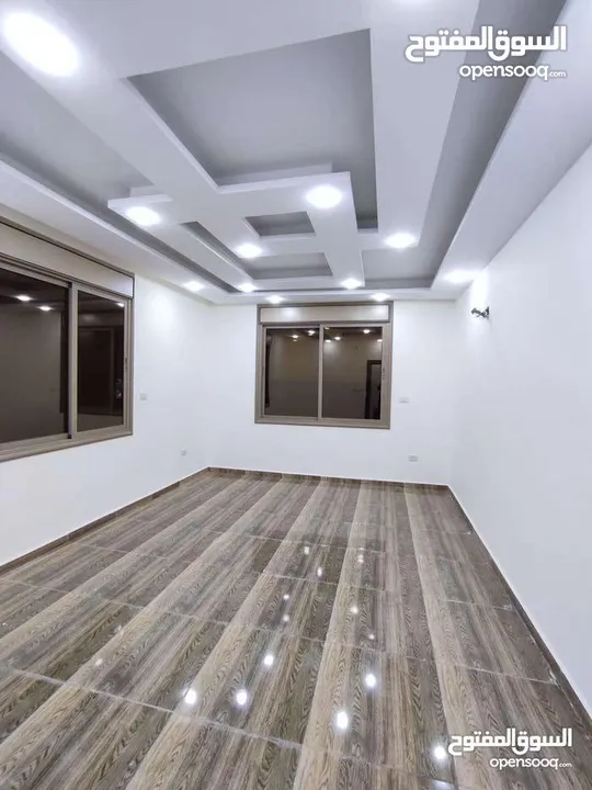 شقة مميزه مساحتها 160م او مع روف 200 م في الحي الشرقي