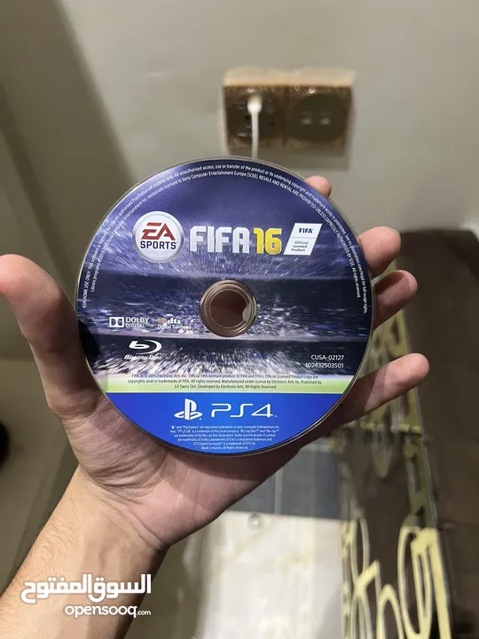 يد بلايستيشن 4 + شريط fifa 16