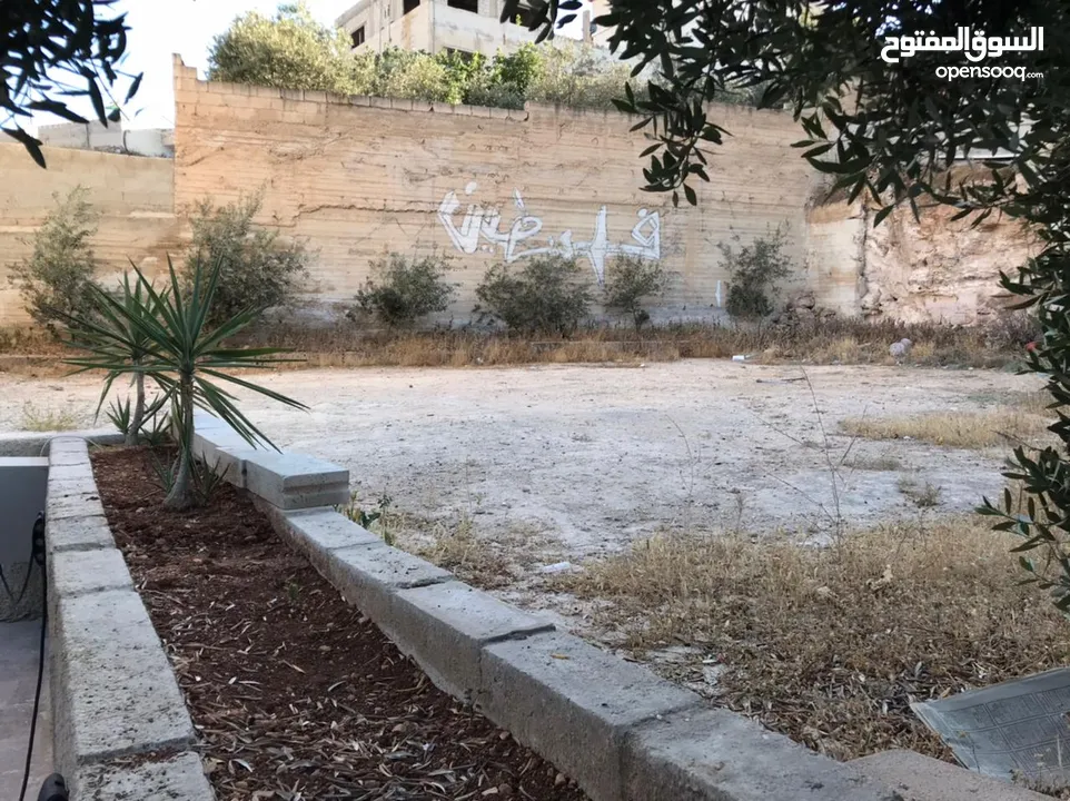 عمارة من 3 شقق مساحة 320 م وارض فارغة ياجوز منطقة الرشيد حي جعفر قرب اخر موقف للباصات