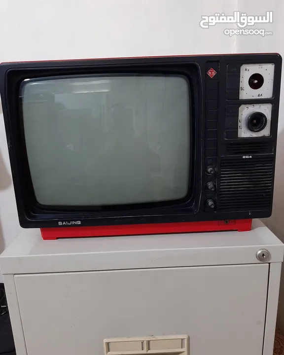تلفزيون قديم ابيض واسود،  للبيع،  بحاجة للصيانة.