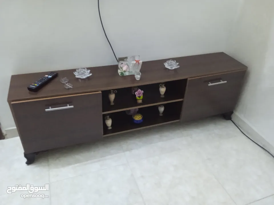 طقم كنب تفصيل بحالة الوكالة مع 2 طاولات و شاشة