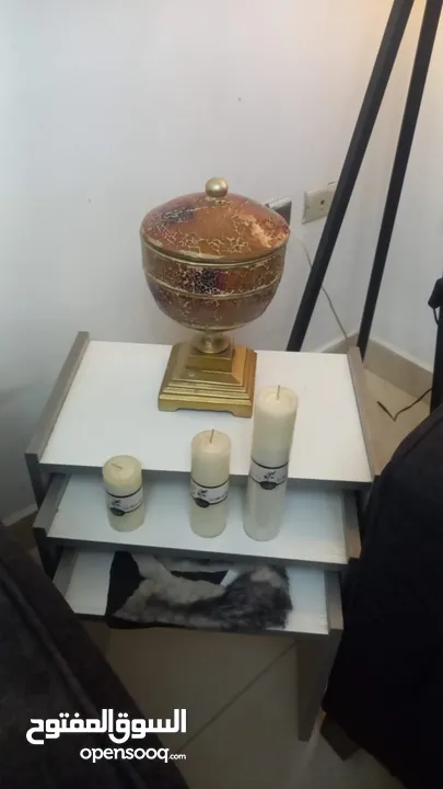طقم سيرفس طاولات طقمين كل طقم 3 طاولات و10 قطع برادي وطاولتين نص وطالة تلفزيون وديكور