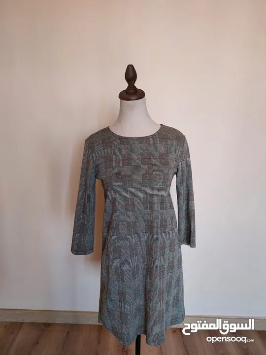 عدة فساتين جديدة و ماركات اسعارها من 10-12 دينار.