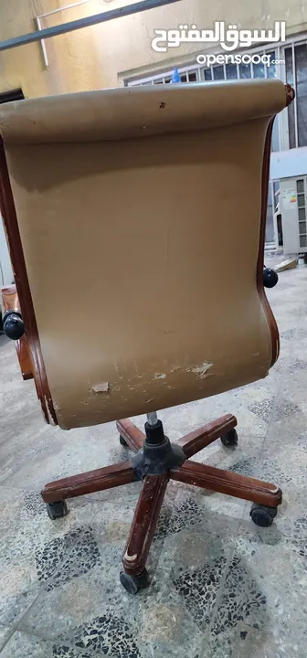 كرسي دوار خشب صاج مع جلد ايطالي اصلي