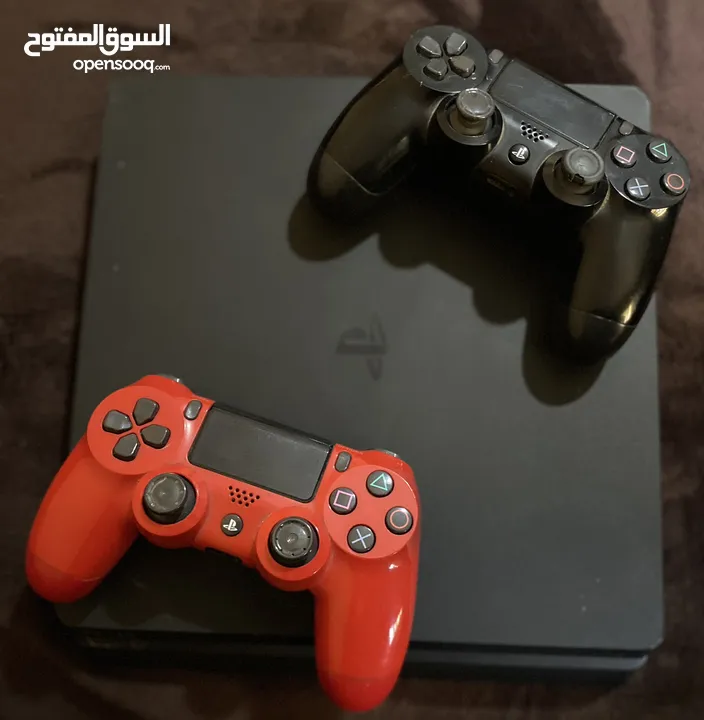 بلايستيشن 4 ( 1 تيرا ) نظيف مع ايدتين بسعر مناسب جدا