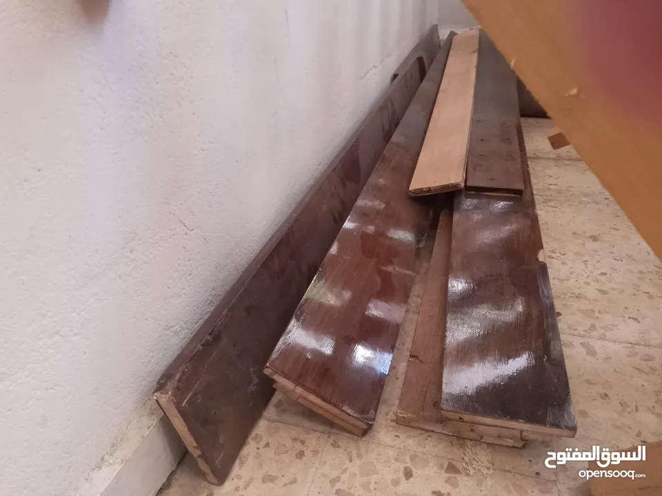 تختين مفرد وسرير اطفال حديد ومكتب خشب للبيع