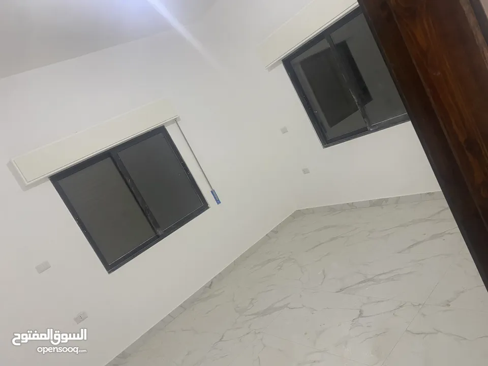 بيت للبيع يحوي على شقتين كل شقه لها سطحها الخاص بقوشان منفصل