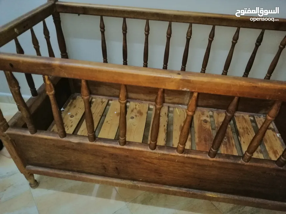 سرير أطفال مستعمل نوعيه قديمة متينة