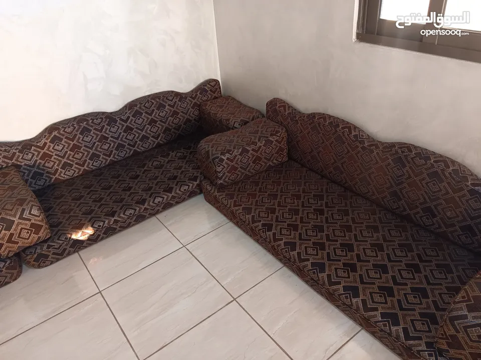 ديوانيه أرضية 18 قطعة لون بني بحالة ممتازة