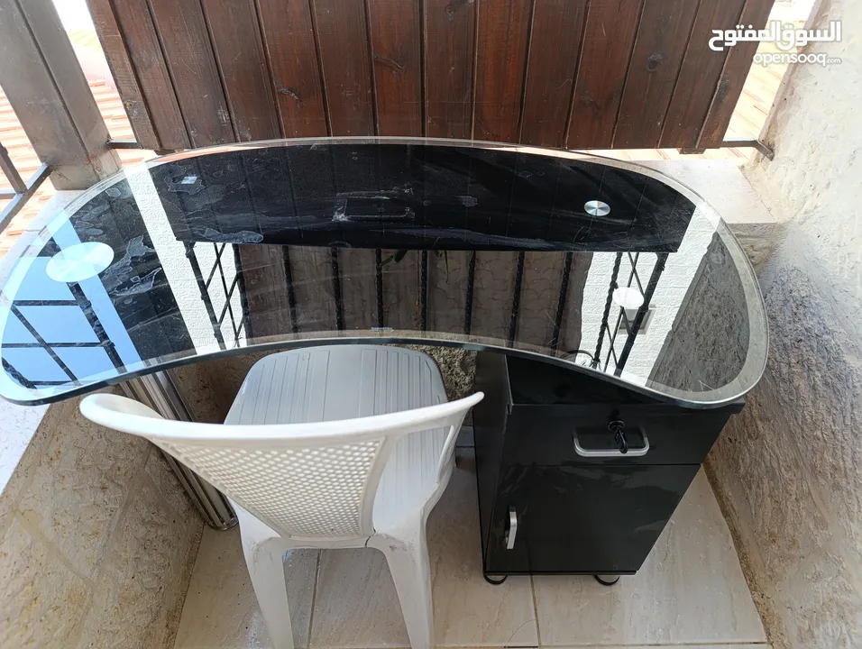 مكتب للدراسه سكوريت مرتب ونظيف ما في ولا اشي سبب البيع ما عندي مكان بالبيت