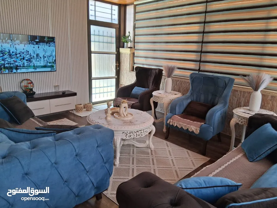 طقم كنبايات مميز مع طاولات فاخرة باللون البيج
