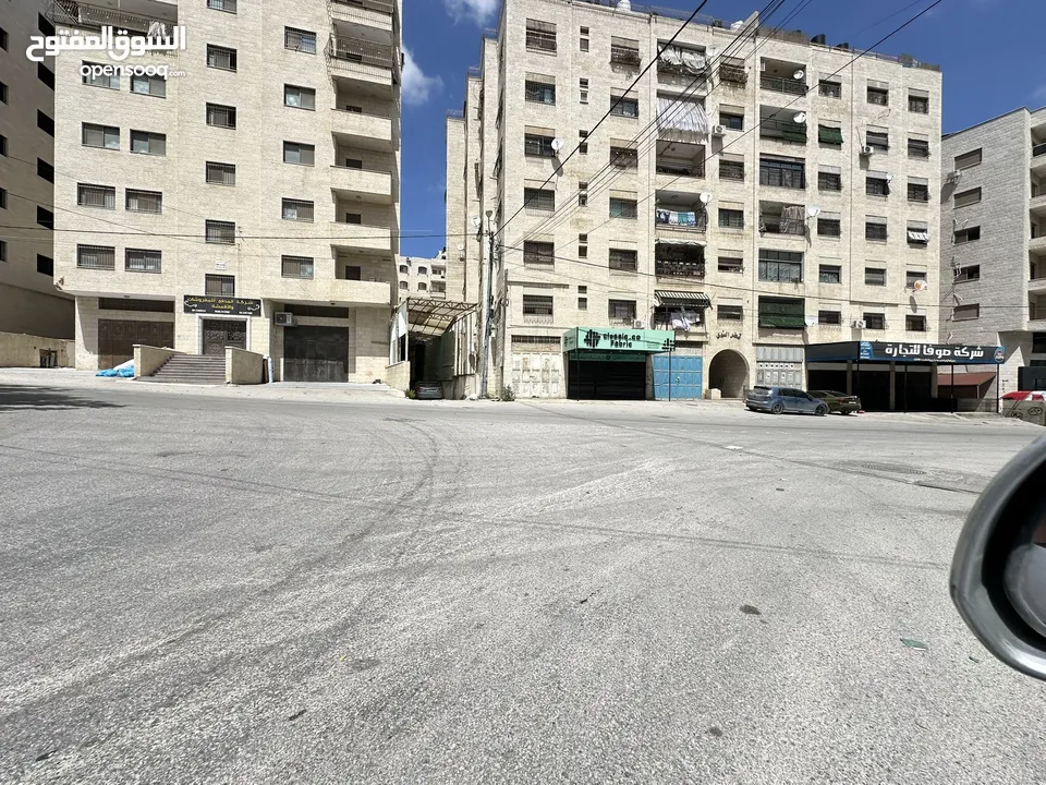 محل عظم في منطقة المعاجين على الشارع الرئيسي بالقرب من الصوالحي ماركت على مفترق طرق