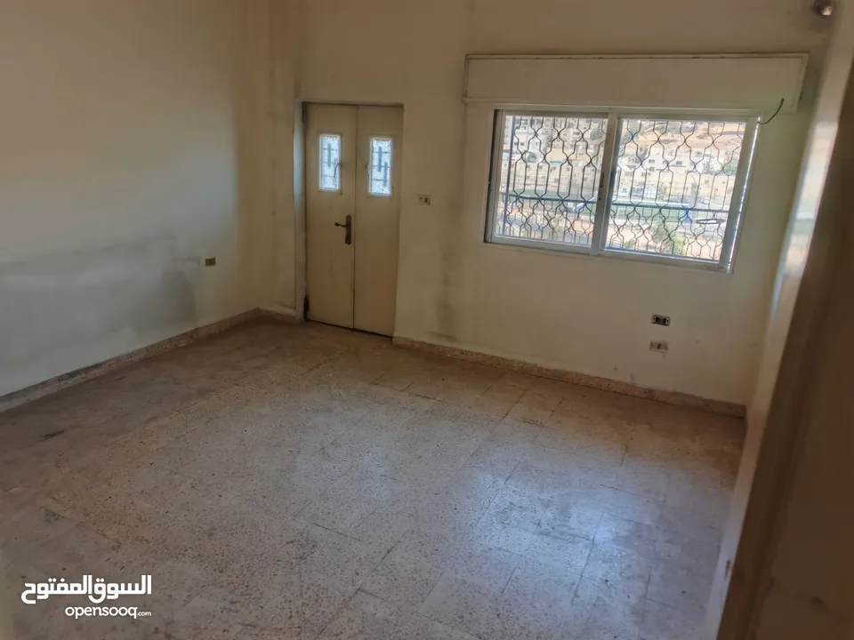 أربع شقق و سطحين للبيع في منطقة الهاشمي الجنوبي