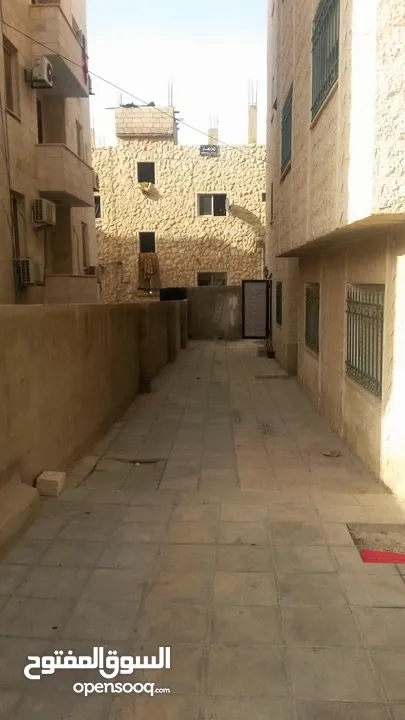 شقه استثماريه مميزه للبيع من المالك مباشرة طابق ارضي منخفض على مستوى الشارع،مدخل جانبي