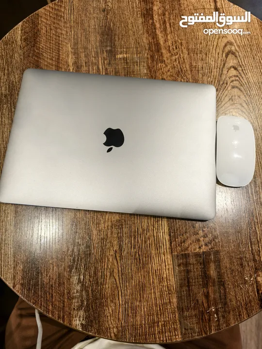 MacBook Air 2020 نظيف جدا مع ماوس أصلي