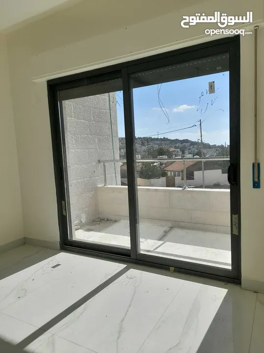شقه تشطيب جديد2نوم مع ماستر2حمام صاله صالون مطبخ بلكون موقع مميز/يوجداسكان يتوفر به شقق أخرى للايجار