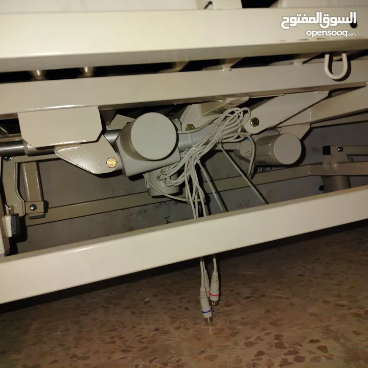 سرير طبي كهربائي