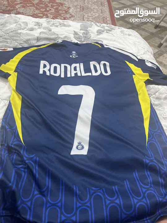 قميص نادي النصر السعودي القميص اصلي 100٪من اديداس وليس عليه شئ طباعة استعماله تحت المتوسط لاكنه جديد