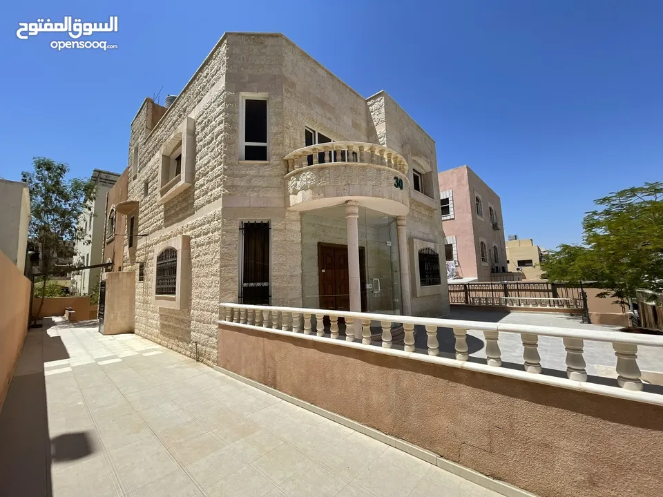عمارة للبيع فل عقبة تاسعة جمعيات شقتين كل شقة 200 متر+ تسوية 80 متر بسعر مغري مساحة الارض 476