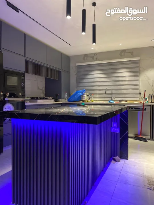 بار خشبي حجم كبير بحالة ممتازة