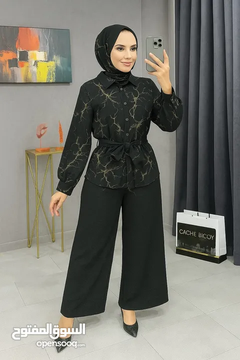 قميص سادة مدهّب  مع حزام يكمّل الجمال  وبنطلون أنيق... والذوق مثالي  طقم ستاتي من خامة سي واي ا