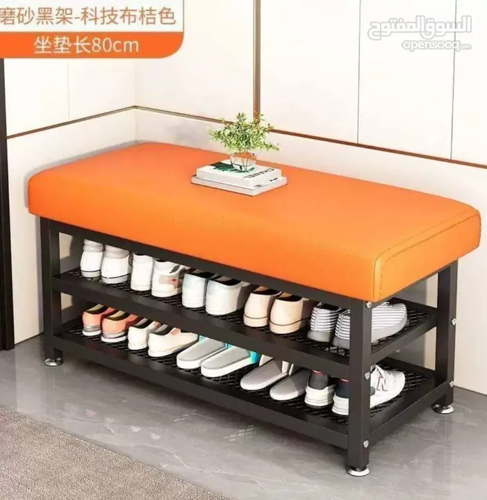 كرسي مريح مع مقعد مبطّن باللون البرتقالي وإطار معدني قوي باللون الأسود. مصمم ليجمع الراحه والاناقه