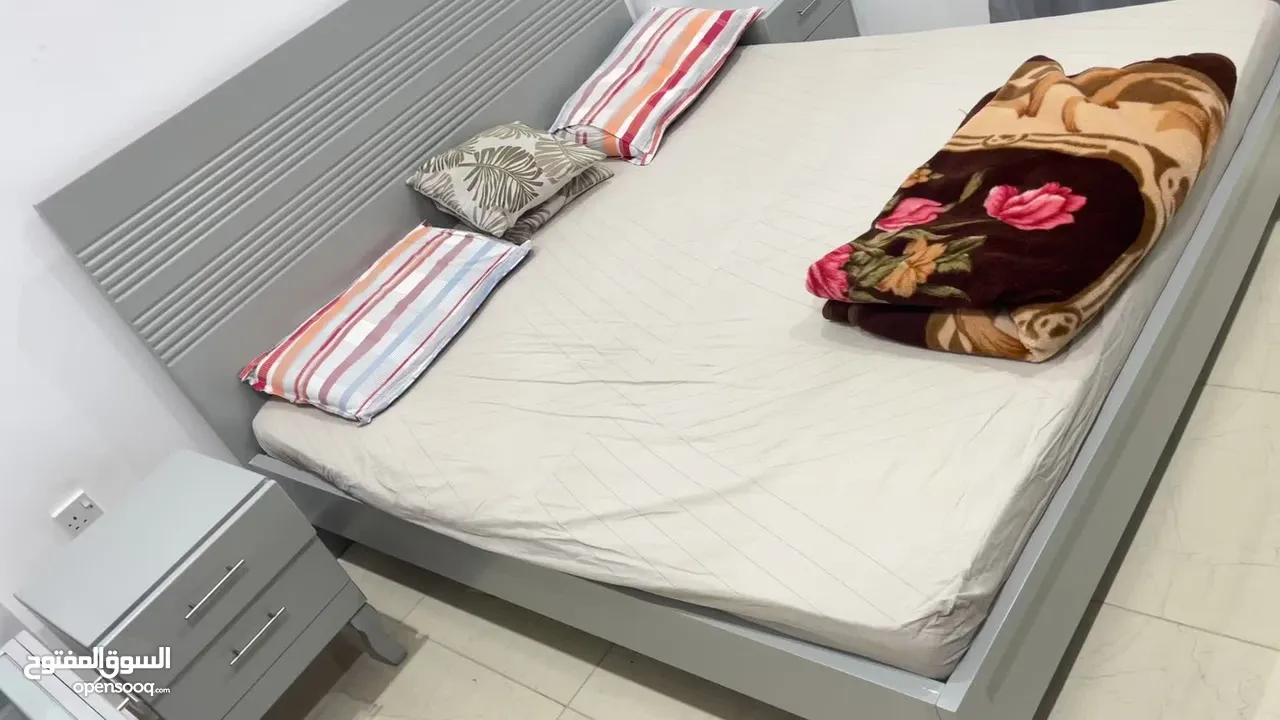 للبيع سرير مقاس كينج (180×200 سم) مع مرتبة فقط - king size bed(200x180cm) for sale