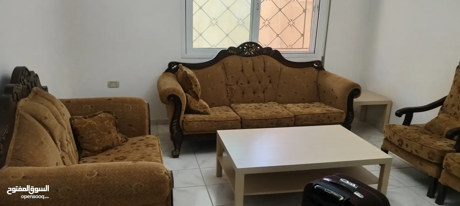 طقم كنب نوع خشب ثقيل مع طاولات  للبيع بسعر ممتاز  للبيع بداعي السفر