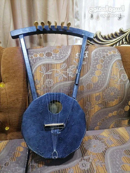 سمسميه سته اوتار للبيع  صوتها حلو معاها جك بتوصل عل السماعه ومعاها السلك تبع الجك ومعاها وصله بتشبكه