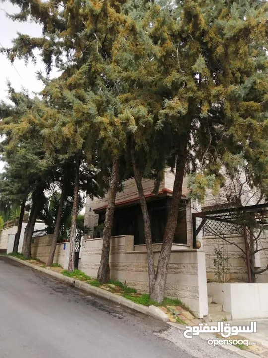 بيت مستقل في ضاحية الرشيد مكون من طابقين منفصلين بناء قديم بحاجة الى تجديدمساحة الارض 395 البناء 350