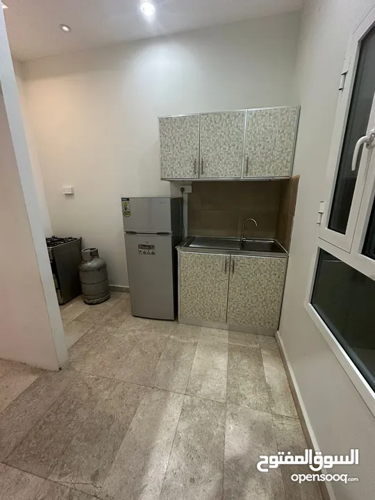 استوديو مفروش بالغبره كبير غرفه ومطبخ وحمام Furnished studio with dust big room, kitchen and bathroo