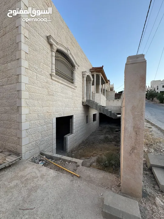 بيت طابقين. ضاحية المدينة أخو برش