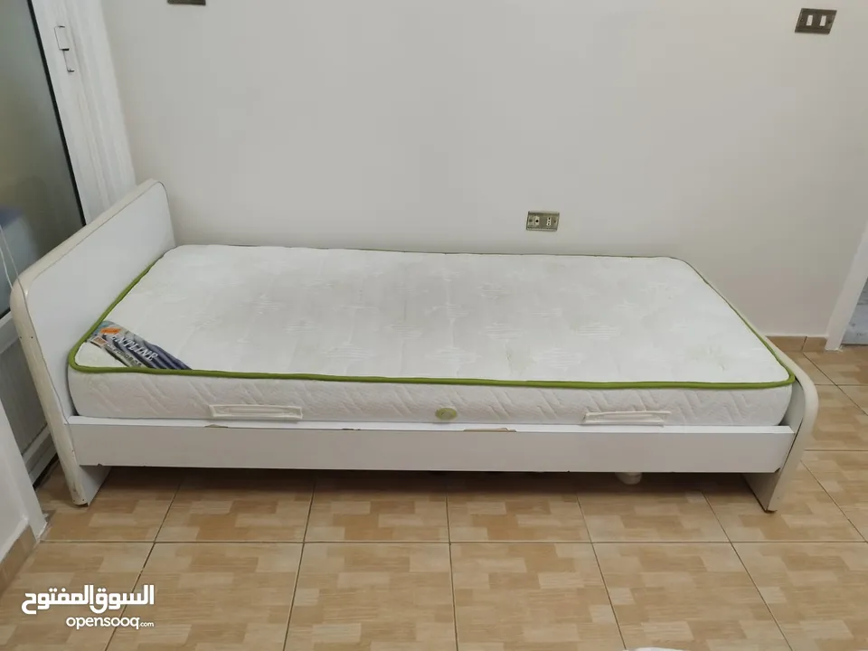 تخت خشب لاتيه مفرد ملبس فرومايكا  مع فرشه شبه جديده فقط 65 دينار