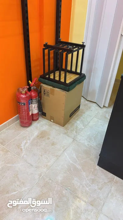 تجهيزات محل تجاري جاهز للالبسة المحل للبيع .