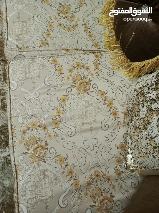 طقم كنب بحالة الجديد للبيع مكون من سبع مقاعد . اسفنج جديد وقماش جديد ونظيف