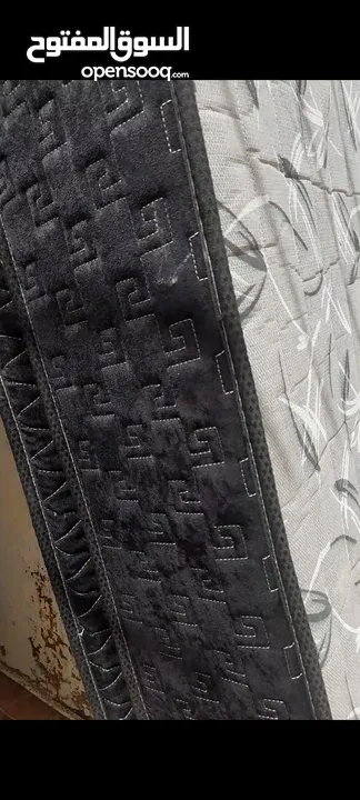 طقم كورنر 8 مقاعد ثقيل ونضيف للبيع مع برداي 3قطع نضيفه  وفرشة زمبركيه جديده 190ب200 كبيرة وثقيله