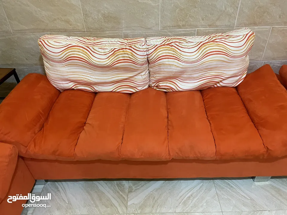للبيع جهازين جوالات وطابعة نوع ليكس مارك وطقم كنب برتقالي نظيف جدا 4 طقم