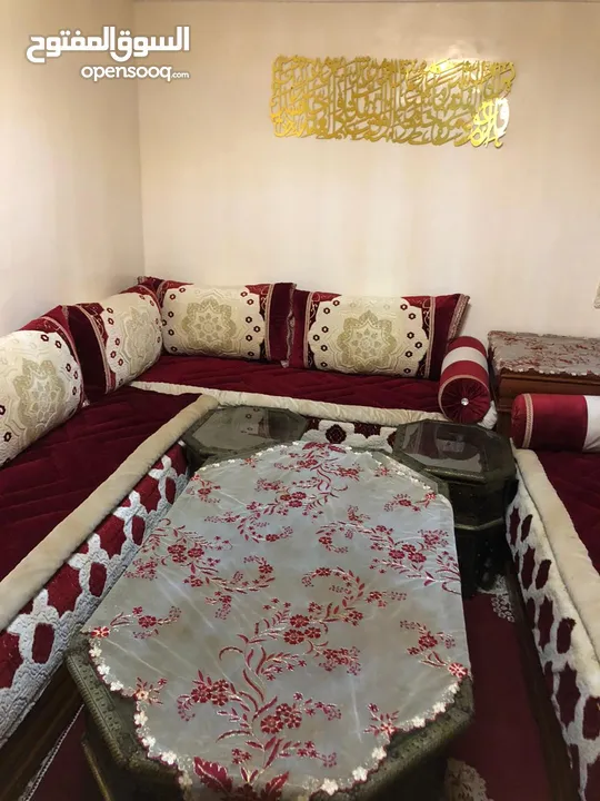 طاولة من خشب رفيع         Table en bois précieux