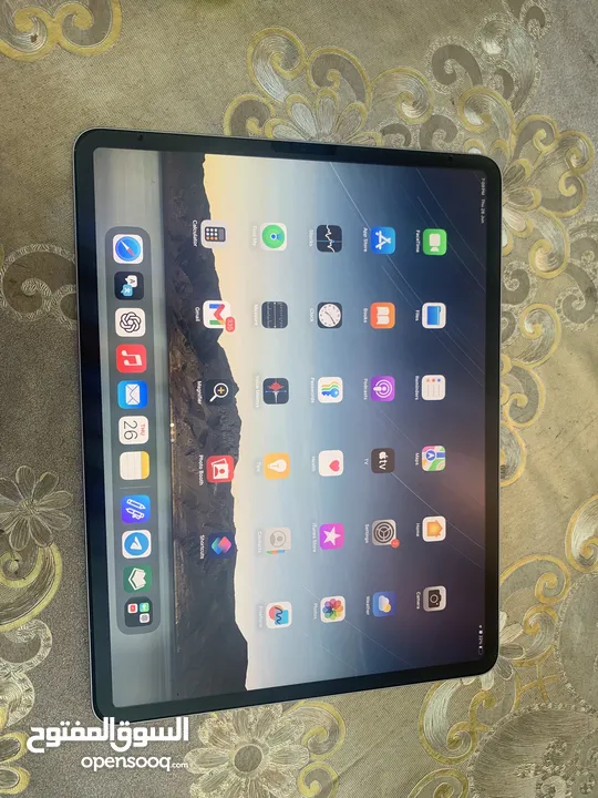 ipad12.9بحالة ممتازة للبيع معه شاحنه الأصلي و الكرتون
