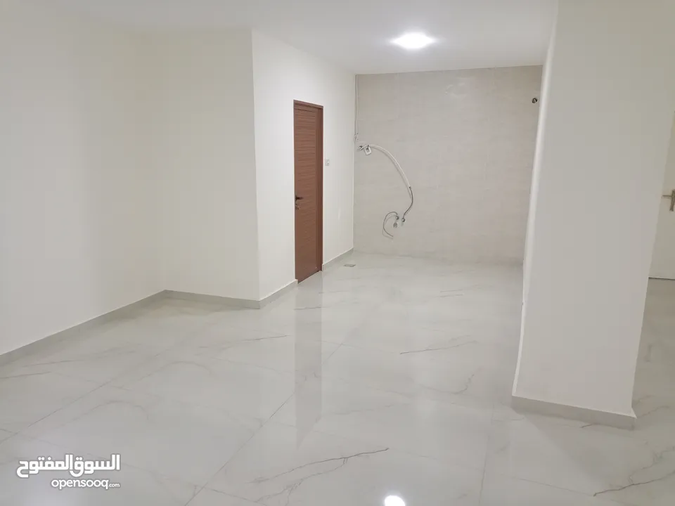 طابق كامل للأجار تجاري/ صناعات خفيفه مقابل مخابز جواد على الأتوستراد مباشره