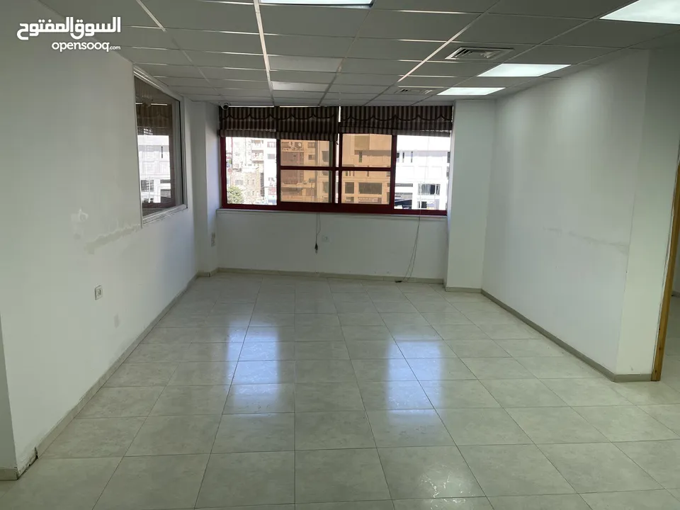 مكتب واسع وسط مدينة رام الله للايجار