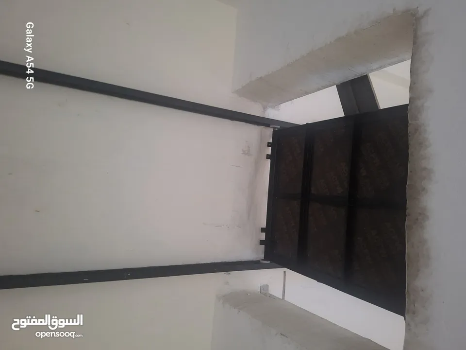مصعد صناعي من 500 كغم  _ 1000 كغم شغال بحاله جيده استعمال خفيف/وتربين إيطالي 10حصان بحاله جيدة.